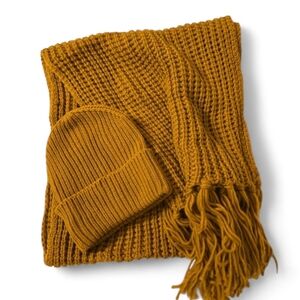 NWOT Le Chateau Chunky Knit Scarf and Beanie